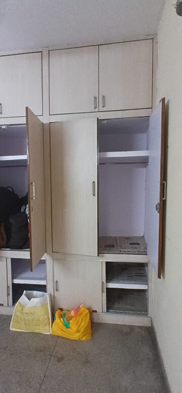 Furnished Amenities in 1 BHK Apartment at Mayur Vihar Phase 1 – for Rent