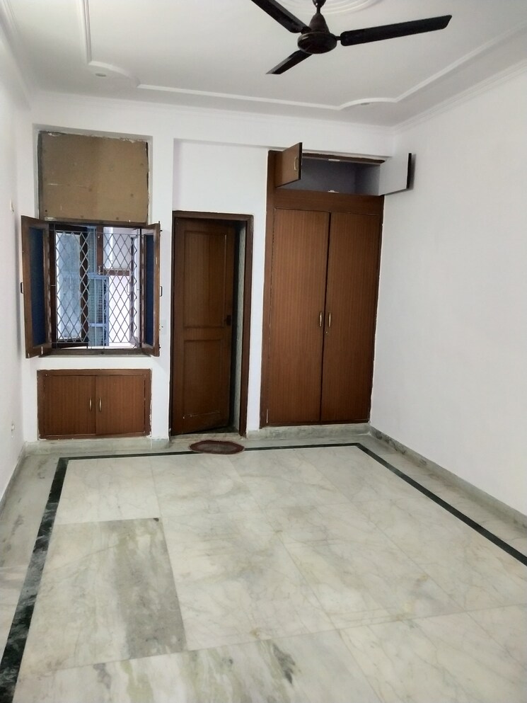 Room, sector 56 3 Bedroom 162 Sq.Mt. Independent House In Sector 56 Noida 8953543