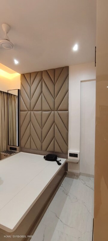 Bedroom in 2 BHK Apartment at Khar West – for Rent