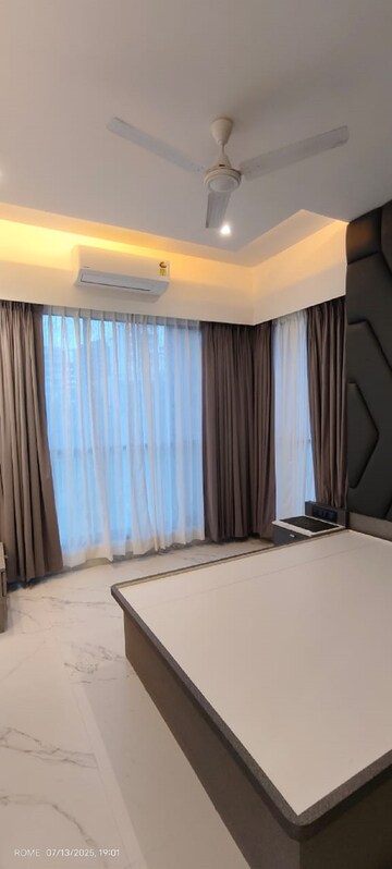 Bedroom in 2 BHK Apartment at Khar West – for Rent