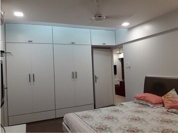 Room in 2 BHK Apartment at Khar West – for Rent