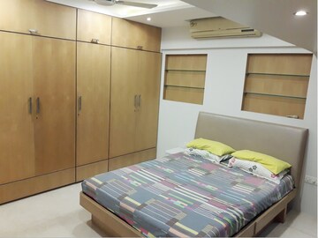 Bedroom in 2 BHK Apartment at Khar West – for Rent