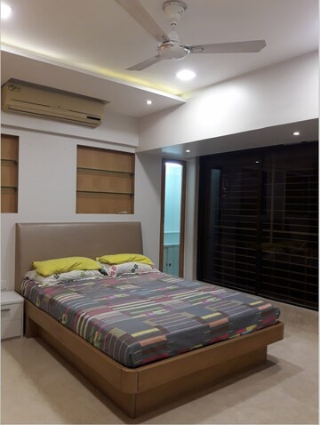 Bedroom in 2 BHK Apartment at Khar West – for Rent