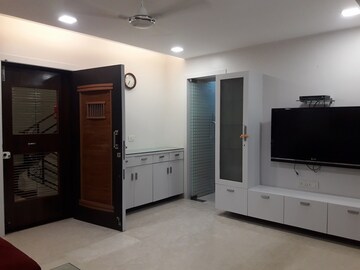 Room in 2 BHK Apartment at Khar West – for Rent