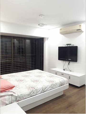 Bedroom in 2 BHK Apartment at Khar West – for Rent