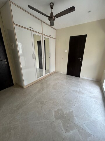 Room in 3 BHK Apartment at Khar West – for Rent