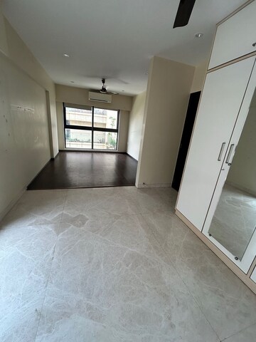 Room in 3 BHK Apartment at Khar West – for Rent