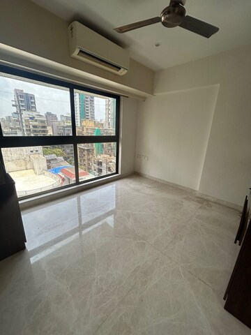 Room in 3 BHK Apartment at Khar West – for Rent
