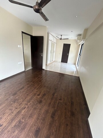 Room in 3 BHK Apartment at Khar West – for Rent