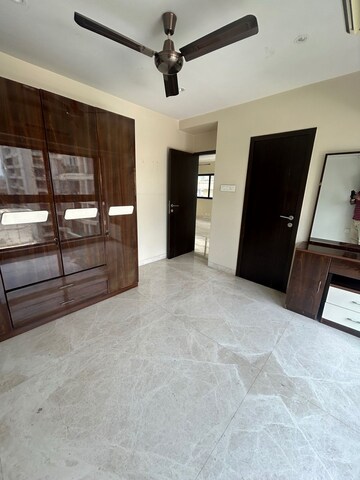 Room in 3 BHK Apartment at Khar West – for Rent