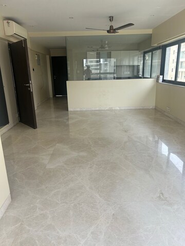 Room in 3 BHK Apartment at Khar West – for Rent