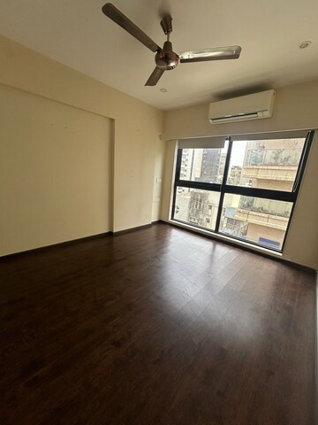 Room in 3 BHK Apartment at Khar West – for Rent