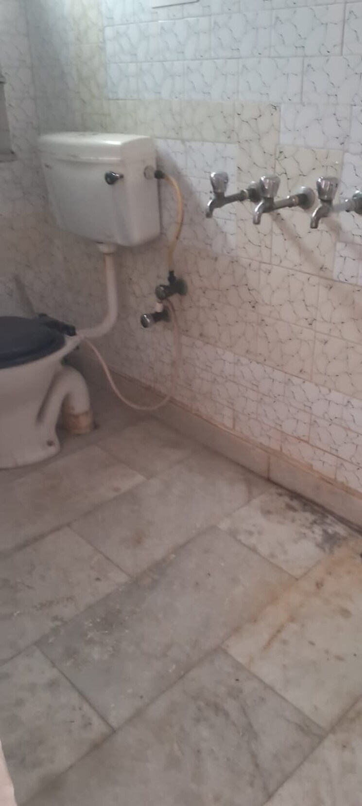 Bathroom, sector 19 2.5 Bedroom 1250 Sq.Ft. Builder Floor In Sector 19 Noida 8953910