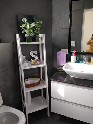 Furnished Amenities in 2 BHK Apartment at DLF Silver Oaks, Sector 26 – for Rent