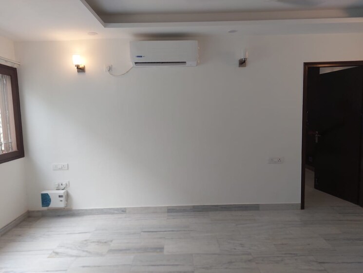 Room, east of kailash 2.5 Bedroom 125 Sq.Yd. Builder Floor In East Of Kailash Delhi 8953986