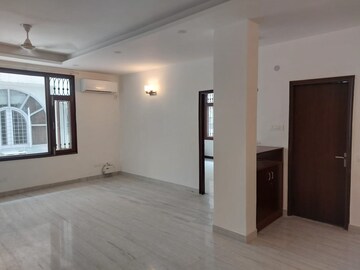 Room in 4 BHK Builder Floor at Maharani Bagh – for Rent