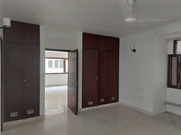 Room in 4 BHK Builder Floor at Maharani Bagh – for Rent