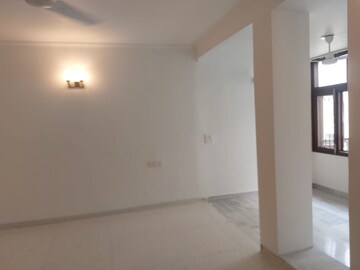 Room in 4 BHK Builder Floor at Maharani Bagh – for Rent