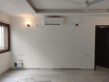 Room in 4 BHK Builder Floor at Maharani Bagh – for Rent