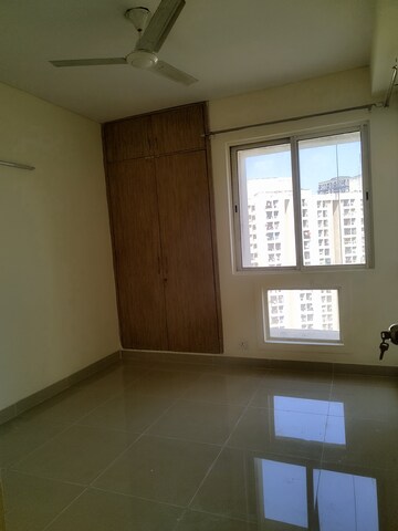 Room in 2 BHK Apartment at Jaypee Greens Kosmos, Sector 134 – for Rent