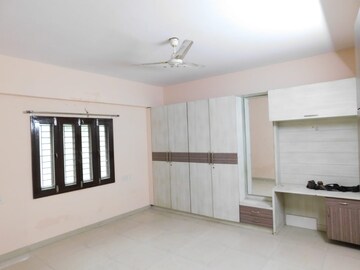 Room in 3 BHK Builder Floor at Kondapur – for Rent