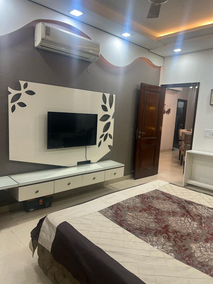 Living Room, uday park 3 Bedroom 250 Sq.Yd. Builder Floor In Uday Park Delhi 8954073