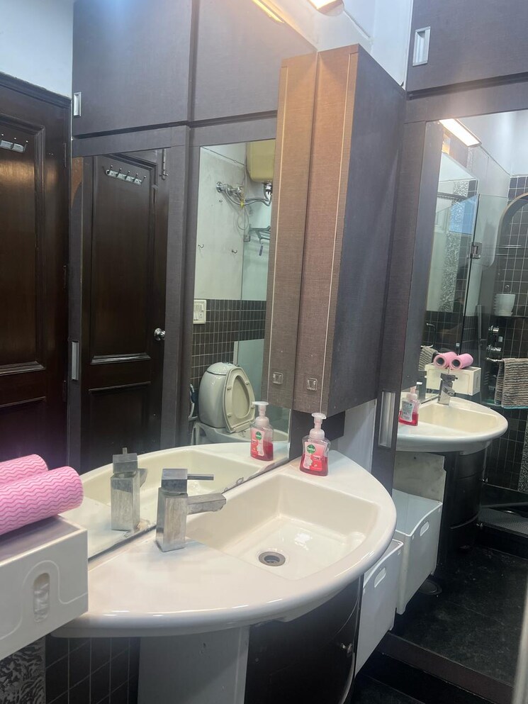 Team Area, uday park 3 Bedroom 250 Sq.Yd. Builder Floor In Uday Park Delhi 8954073