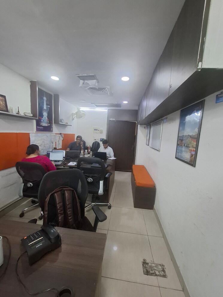 Team Area, netaji subhash place Commercial Office Space 300 Sq.Ft. In Netaji Subhash Place Delhi 8954105