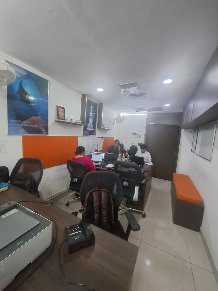 Team Area, netaji subhash place Commercial Office Space 300 Sq.Ft. In Netaji Subhash Place Delhi 8954105