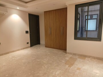 Room in 4 BHK Builder Floor at Suncity – for Rent