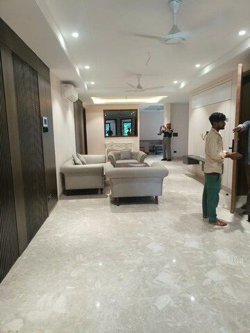 Parking in 4 BHK Builder Floor at Suncity – for Rent