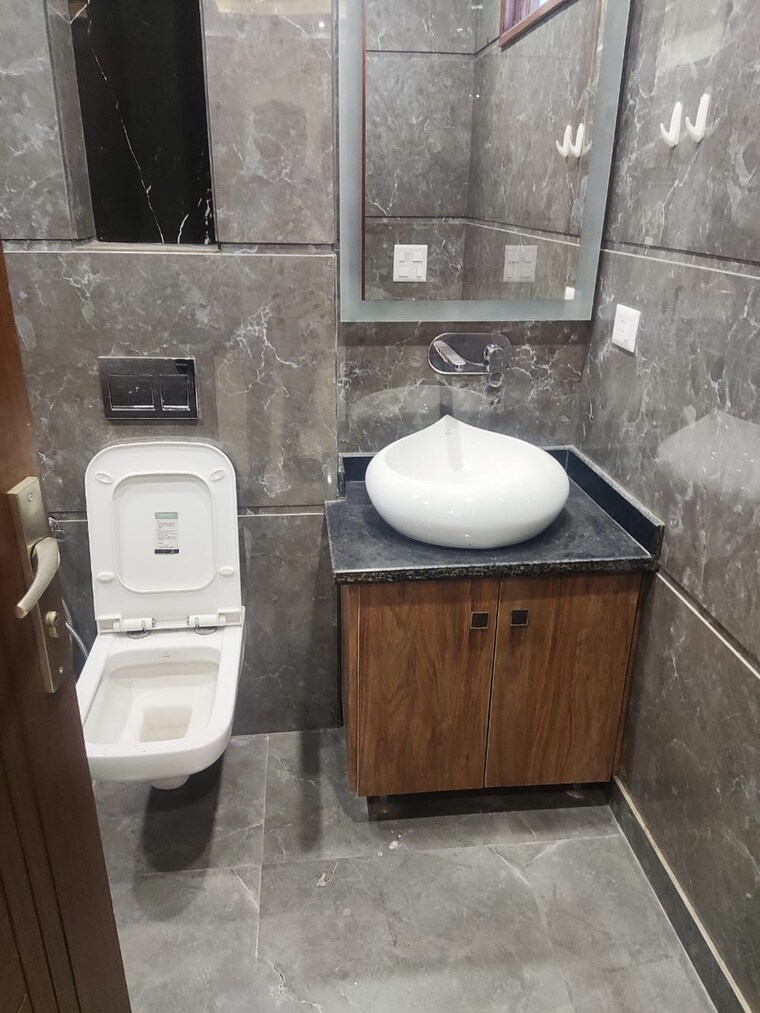 Attached Bathroom, pitampura 6+ Bedroom 187 Sq.Yd. Independent House In Pitampura Delhi 8954125