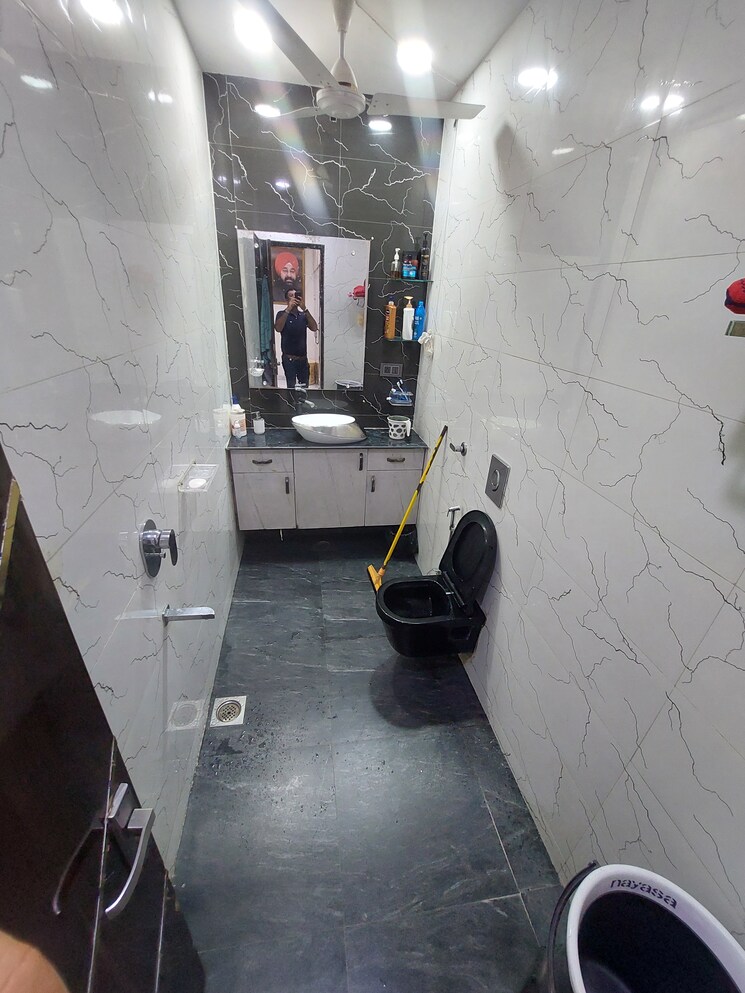 Attached Bathroom, gujranwala town 3 Bedroom 1800 Sq.Ft. Builder Floor In Gujranwala Town Delhi 8954135