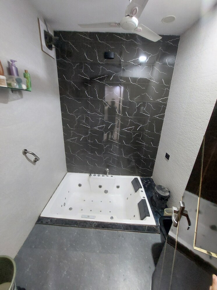Attached Bathroom, gujranwala town 3 Bedroom 1800 Sq.Ft. Builder Floor In Gujranwala Town Delhi 8954135
