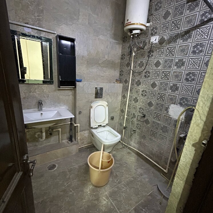 Bathroom, lajpat nagar i 2 Bedroom 900 Sq.Ft. Builder Floor In Lajpat Nagar I Delhi 8954132