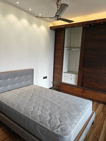 Room in 3.5 BHK Apartment at Patliputra Building, Andheri West – for Sale