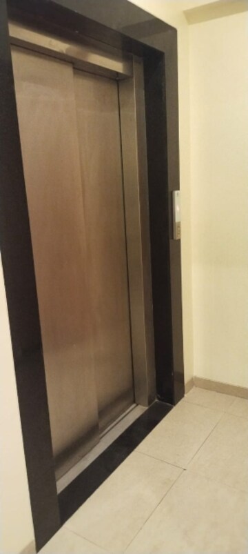Lift in 5 BHK Apartment at Prabhat Road – for Rent