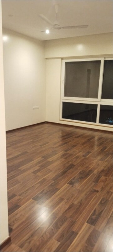Room in 5 BHK Apartment at Prabhat Road – for Rent