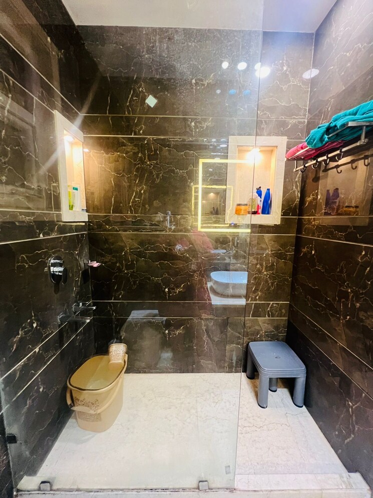 Bathroom, lajpat nagar iii 3 Bedroom 1800 Sq.Ft. Builder Floor In Lajpat Nagar Iii Delhi 8954329