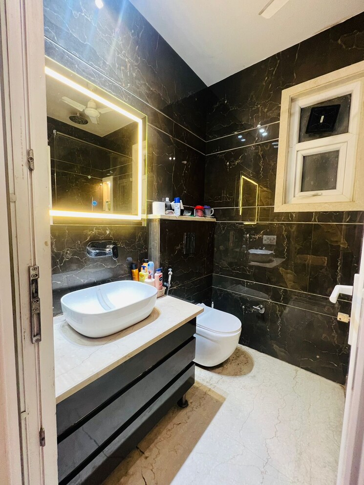 Bathroom, lajpat nagar iii 3 Bedroom 1800 Sq.Ft. Builder Floor In Lajpat Nagar Iii Delhi 8954329
