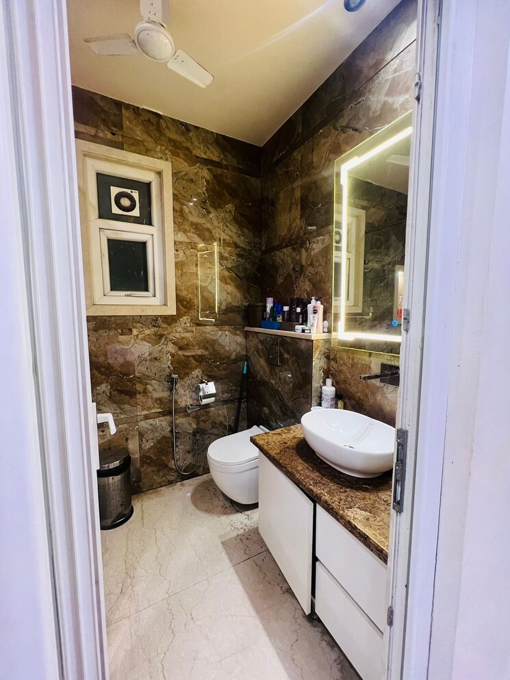 Attached Bathroom, lajpat nagar iii 3 Bedroom 1800 Sq.Ft. Builder Floor In Lajpat Nagar Iii Delhi 8954329