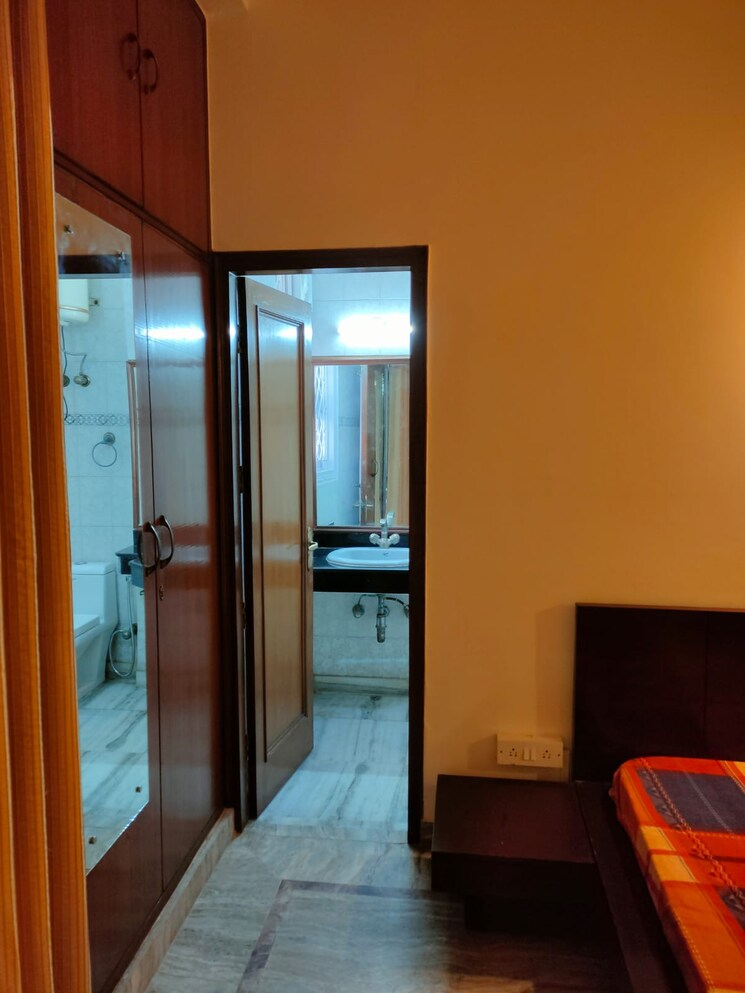 Room, defence colony 3 Bedroom 1500 Sq.Ft. Builder Floor In Defence Colony Delhi 8954454