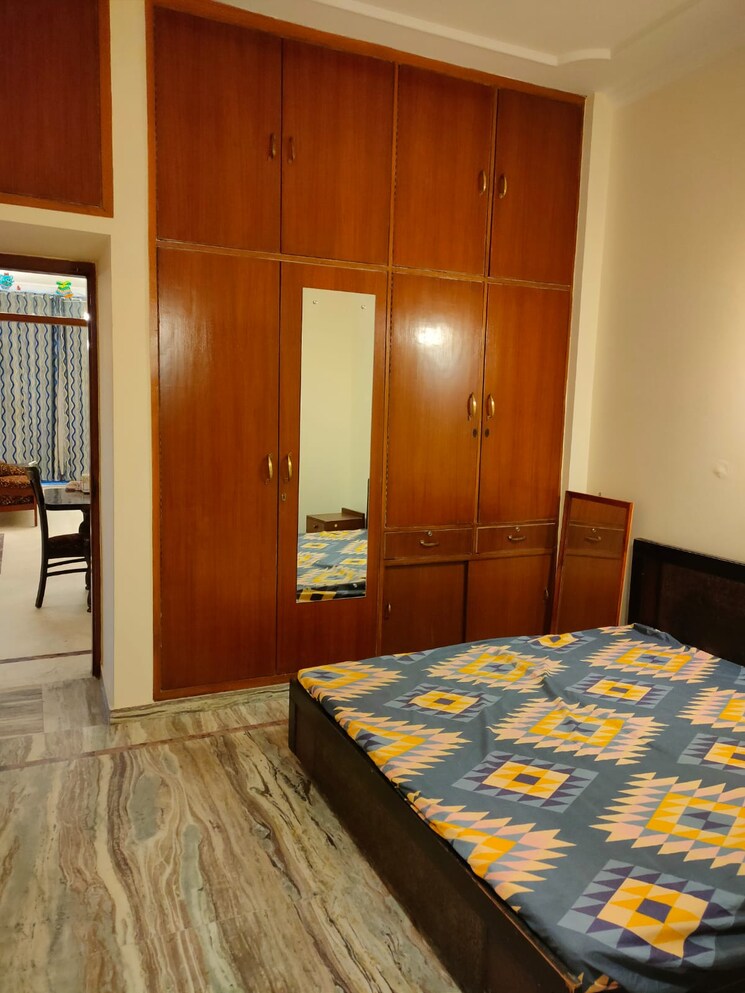 Bedroom, defence colony 3 Bedroom 1500 Sq.Ft. Builder Floor In Defence Colony Delhi 8954454