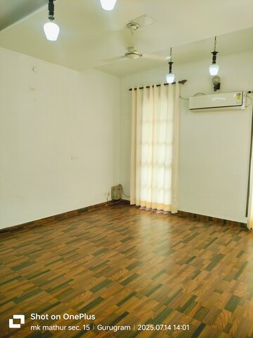 Room in 5 BHK Independent House at Unitech South City 1, South City 1 – for Rent