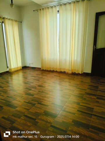 Room in 5 BHK Independent House at Unitech South City 1, South City 1 – for Rent