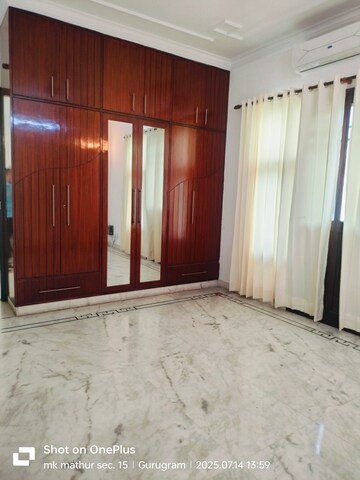 Room in 5 BHK Independent House at Unitech South City 1, South City 1 – for Rent