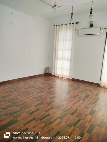 Room in 5 BHK Independent House at Unitech South City 1, South City 1 – for Rent