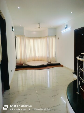 Living Room in 5 BHK Independent House at Unitech South City 1, South City 1 – for Rent