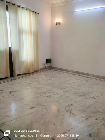 Room in 5 BHK Independent House at Unitech South City 1, South City 1 – for Rent