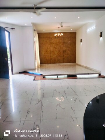 Bathroom in 5 BHK Independent House at Unitech South City 1, South City 1 – for Rent